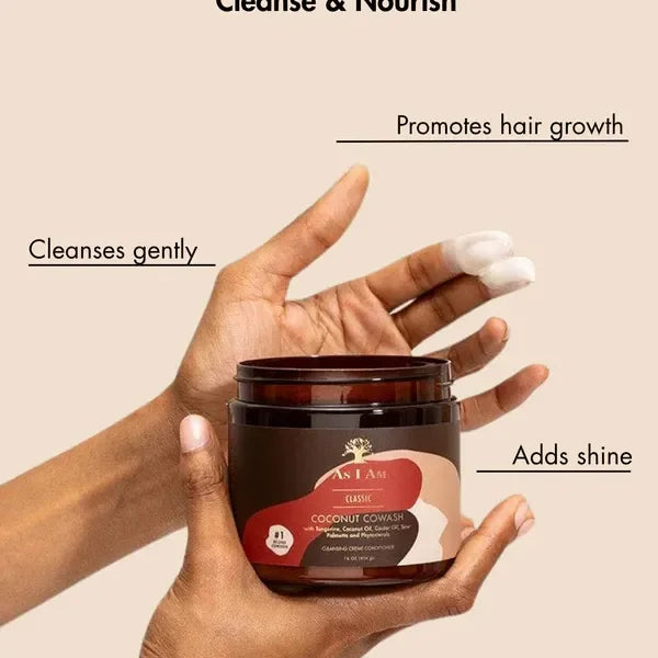 Hand hält As I Am Coconut Cowash, Text betont sanfte Reinigung, Glanz und Haarwachstum für lockiges Haar.