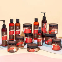 Verschiedene Haarpflegeprodukte für lockiges und afro-texturiertes Haar im Set angeordnet.